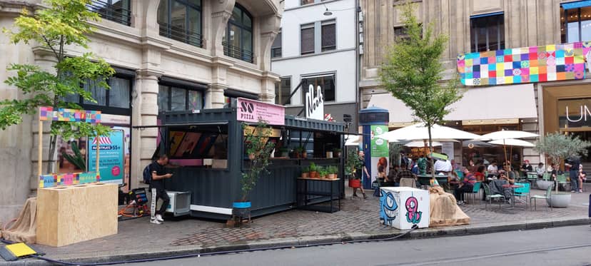 SO Pizza pop-up with outdoor seating